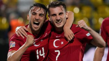 Yunus Akgun beim Torjubel mit Kerem Akturkoglu