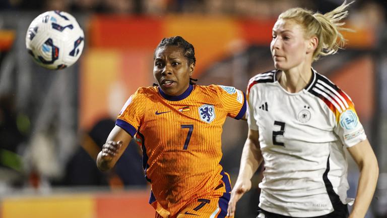 Die Niederländerin Lineth Beerensteyn (links) im Zweikampf mit Sarai Linder.