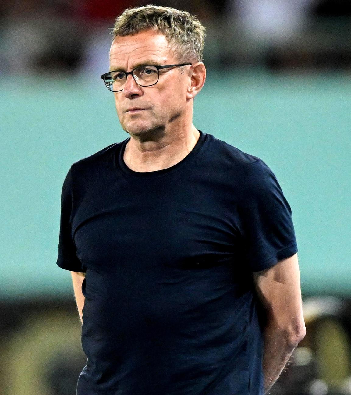 Ralf Rangnick, Fußball-Nationaltrainer in Österreich steht am Spielfeldrand