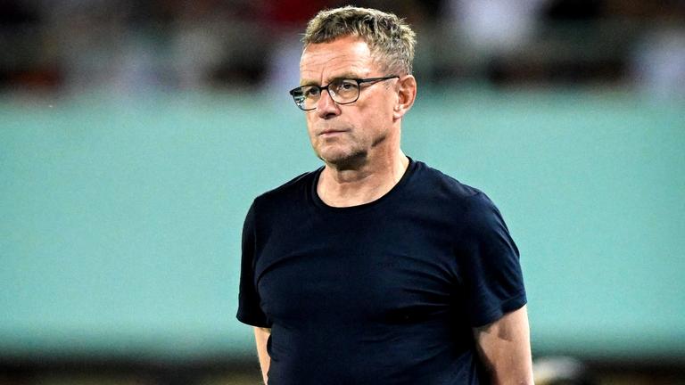 Ralf Rangnick, Fußball-Nationaltrainer in Österreich steht am Spielfeldrand