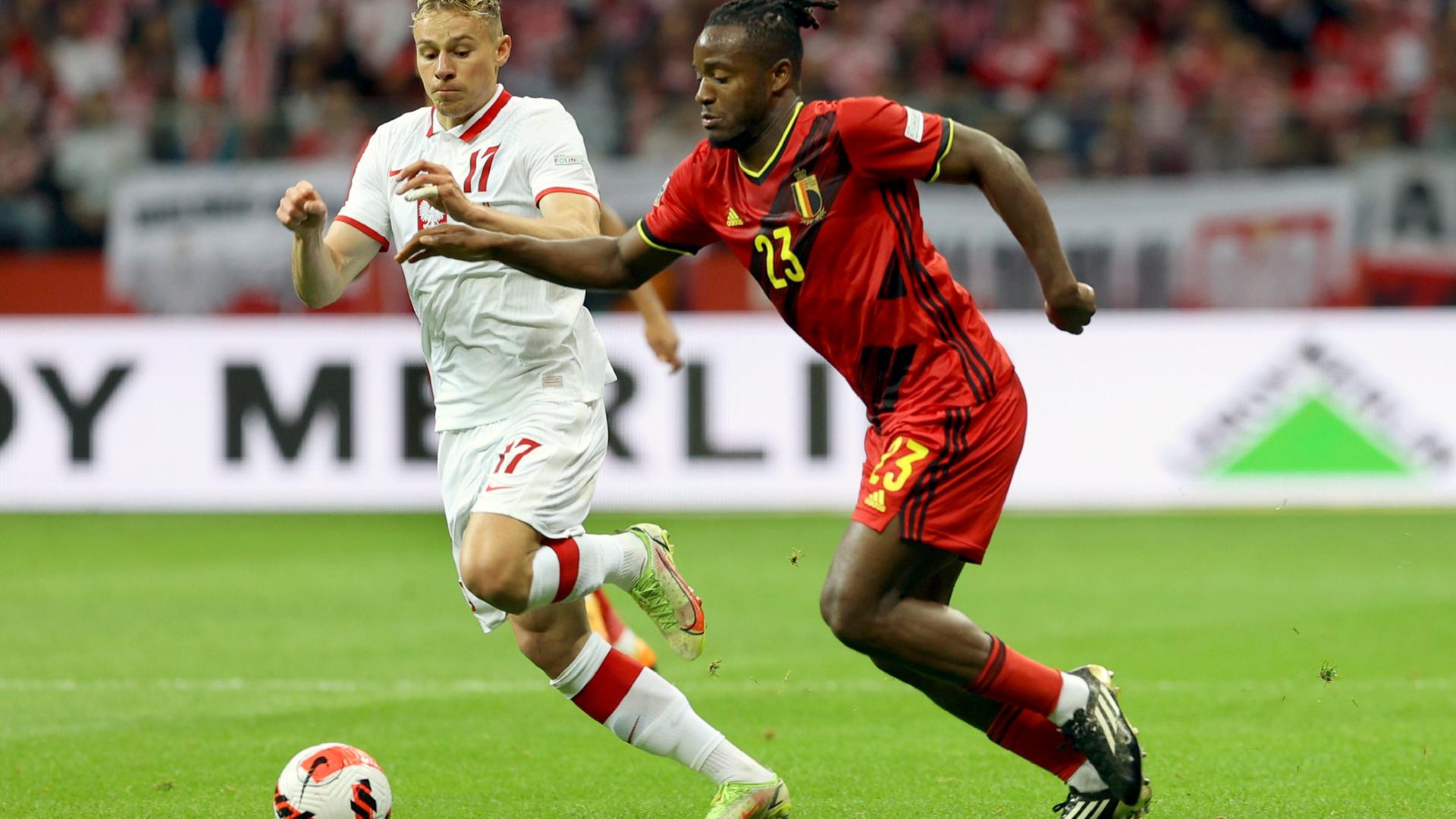 Fußball: Nations League, Polen - Belgien: Polens Szymon Zurkowski (l) fordert Belgiens Michy Batshuayi.