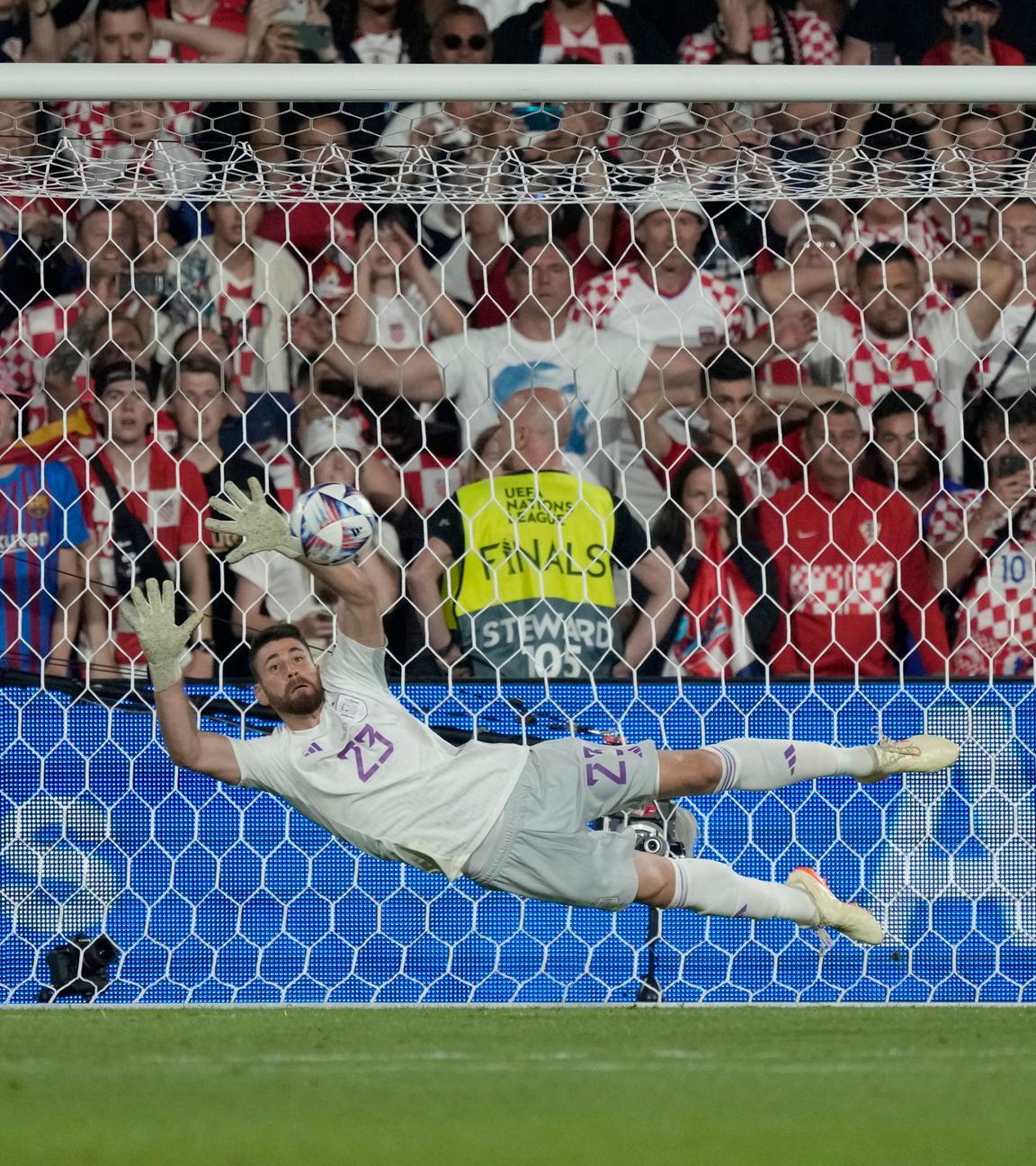 Fußball: Unai Simon pariert einen Elfmeter im Nations-League-Finale.