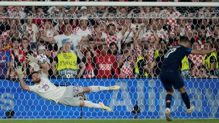 Fußball: Unai Simon pariert einen Elfmeter im Nations-League-Finale.