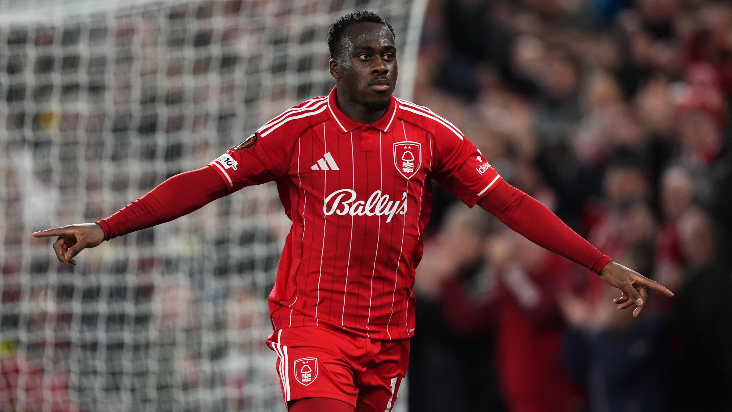 Arnaud Kalimuendo von Nottingham Forest jubelt am 27.11.2025 über sein Tor zum 2:0 beim 3:0-Sieg in der Europa League gegen Malmö FF.