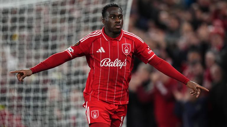 Arnaud Kalimuendo von Nottingham Forest jubelt am 27.11.2025 über sein Tor zum 2:0 beim 3:0-Sieg in der Europa League gegen Malmö FF.