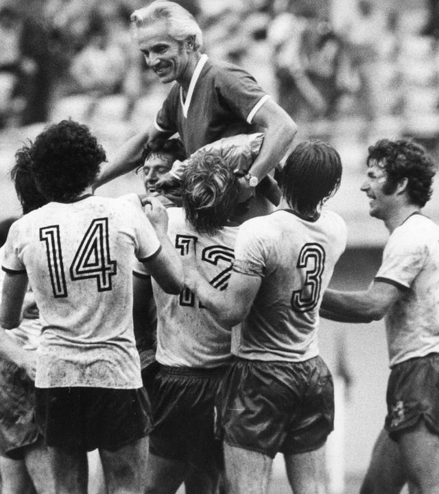 Nach dem Halbfinalsieg bei den Olympischen Spielen 1976 tragen die Spieler der DDR ihren Trainer Georg Buschner auf Händen.