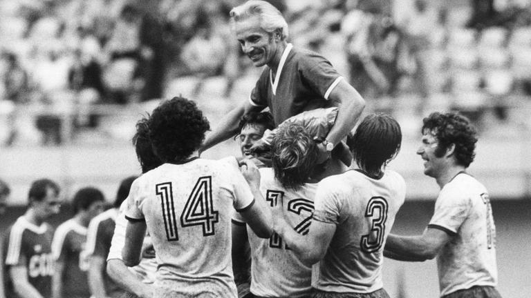 Nach dem Halbfinalsieg bei den Olympischen Spielen 1976 tragen die Spieler der DDR ihren Trainer Georg Buschner auf Händen.