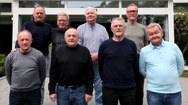 ARCHIV - 24.04.2026, Mecklenburg-Vorpommern, Dierhagen: Acht Mitglieder der DDR-Fußballmannschaft, die vor 50 Jahren 1976 in Montreal den Olympiasieg errangen, stellen sich nach einer Pressekonferenz mit Hansa-Schals für ein Foto auf. Das Treffen wurde von Gerd Kische mit Unterstützung des FC Hansa Rostock organisiert. Vorne: Gert Heidler (Dynamo Dresden, l-r), Dieter Riedel (Dynamo Dresden), Lothar Kurbjuweit (FC Carl Zeiss Jena), Konrad Weise (FC Carl Zeiss Jena). Hinten: Hartmut Schade (Dynamo Dresden, l-r), Martin Hoffmann (1. FC Magdeburg), Gerd Kische (Hansa Rostock), Gerd Weber (Dynamo Dresden). (zu dpa: «Gerd Weber wird 70: «Irgendwann muss der Deckel drauf sein»») Foto: Bernd Wüstneck/dpa +++ dpa-Bildfunk +++