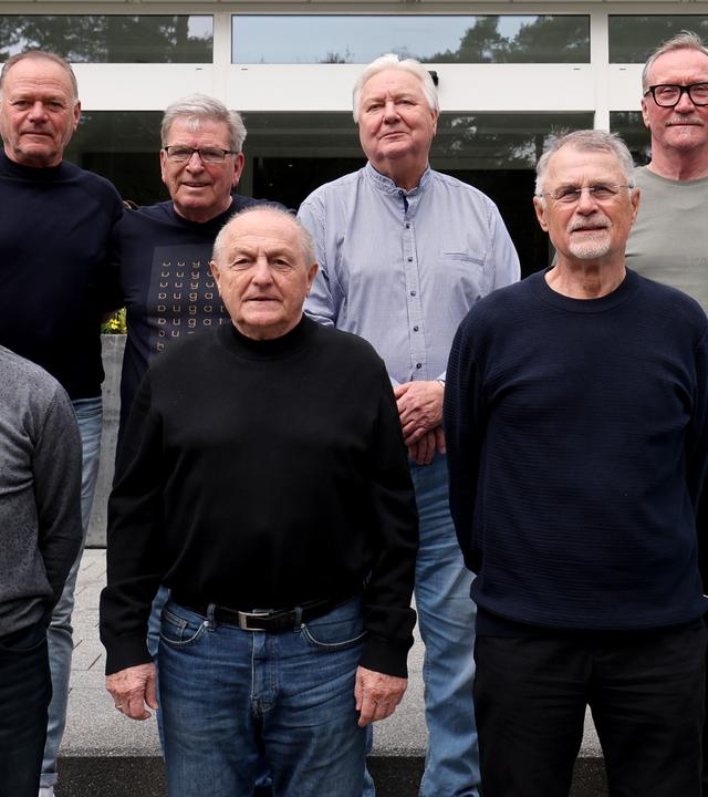 ARCHIV - 24.04.2026, Mecklenburg-Vorpommern, Dierhagen: Acht Mitglieder der DDR-Fußballmannschaft, die vor 50 Jahren 1976 in Montreal den Olympiasieg errangen, stellen sich nach einer Pressekonferenz mit Hansa-Schals für ein Foto auf. Das Treffen wurde von Gerd Kische mit Unterstützung des FC Hansa Rostock organisiert. Vorne: Gert Heidler (Dynamo Dresden, l-r), Dieter Riedel (Dynamo Dresden), Lothar Kurbjuweit (FC Carl Zeiss Jena), Konrad Weise (FC Carl Zeiss Jena). Hinten: Hartmut Schade (Dynamo Dresden, l-r), Martin Hoffmann (1. FC Magdeburg), Gerd Kische (Hansa Rostock), Gerd Weber (Dynamo Dresden). (zu dpa: «Gerd Weber wird 70: «Irgendwann muss der Deckel drauf sein»») Foto: Bernd Wüstneck/dpa +++ dpa-Bildfunk +++