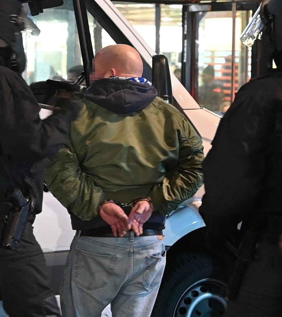 Archiv: Rund 400 Polizisten der Bundespolizei und Hamburger Polizei kontrollierten am Samstagabend einen Zug mit 650 HSV-Fans am Bahnhof Bergedorf