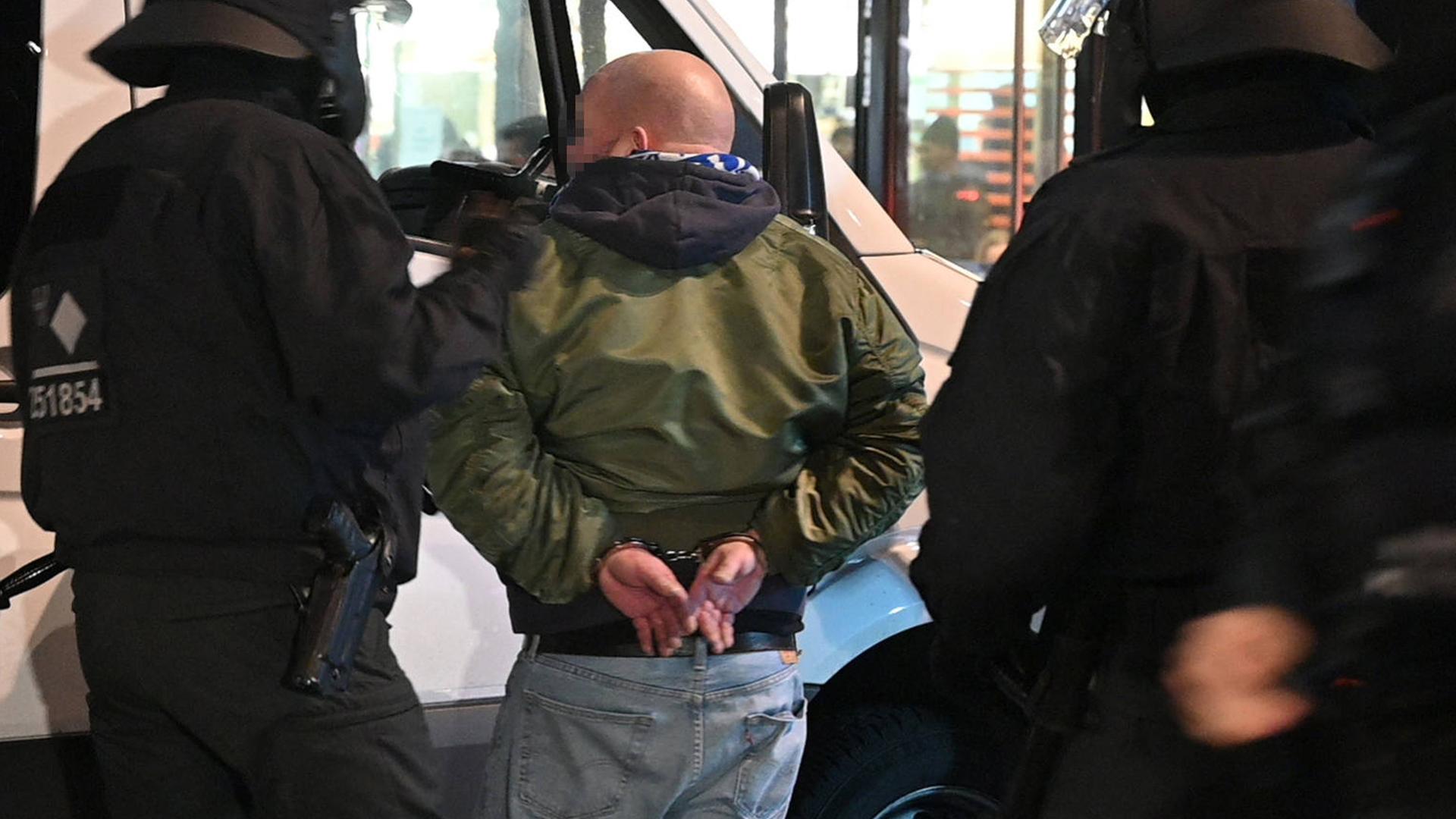 Archiv: Rund 400 Polizisten der Bundespolizei und Hamburger Polizei kontrollierten am Samstagabend einen Zug mit 650 HSV-Fans am Bahnhof Bergedorf