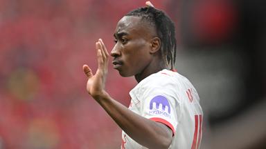 Yan Diomande von RB Leipzig winkt beim Spiel in Leverkusen am 2. Mai 2026 ins Publikum.