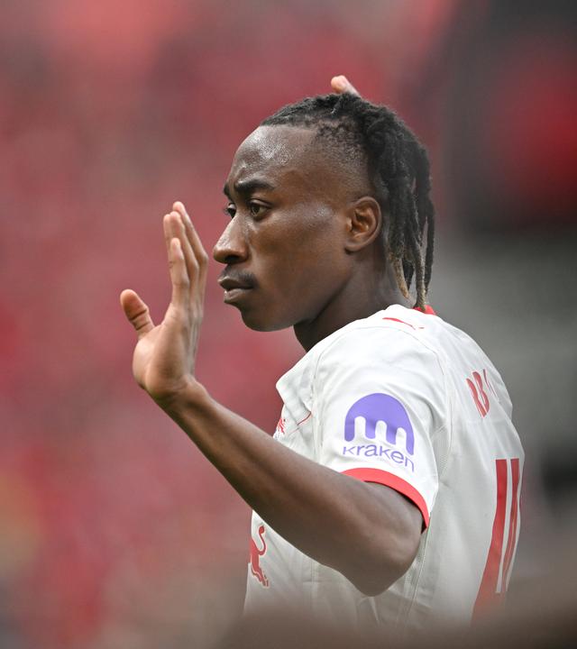 Yan Diomande von RB Leipzig winkt beim Spiel in Leverkusen am 2. Mai 2026 ins Publikum.