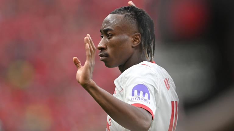 Yan Diomande von RB Leipzig winkt beim Spiel in Leverkusen am 2. Mai 2026 ins Publikum.