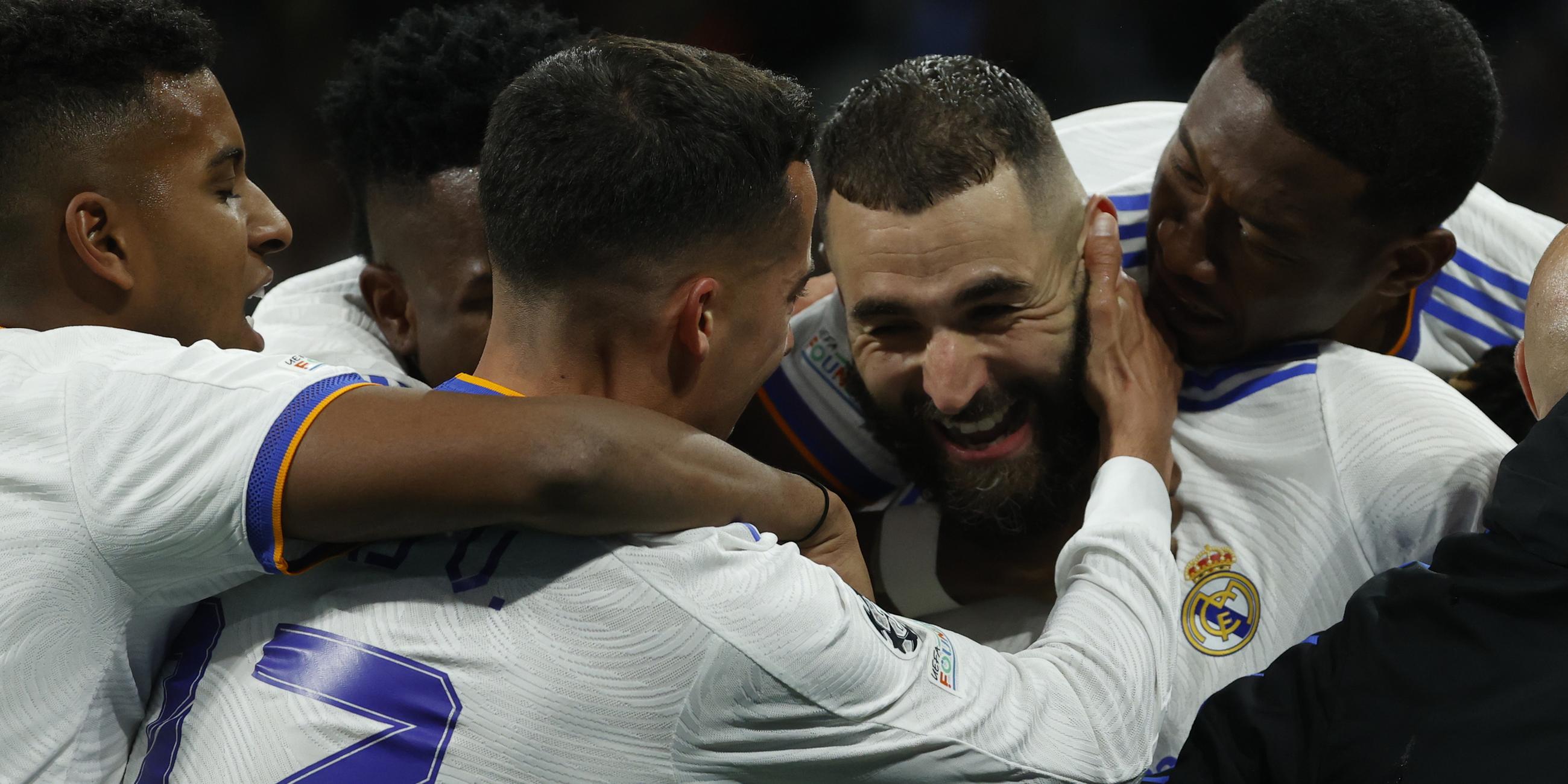 Jubel bei Real Madrid nach Benzemas Treffer zum 2:3 gegen Chelsea.