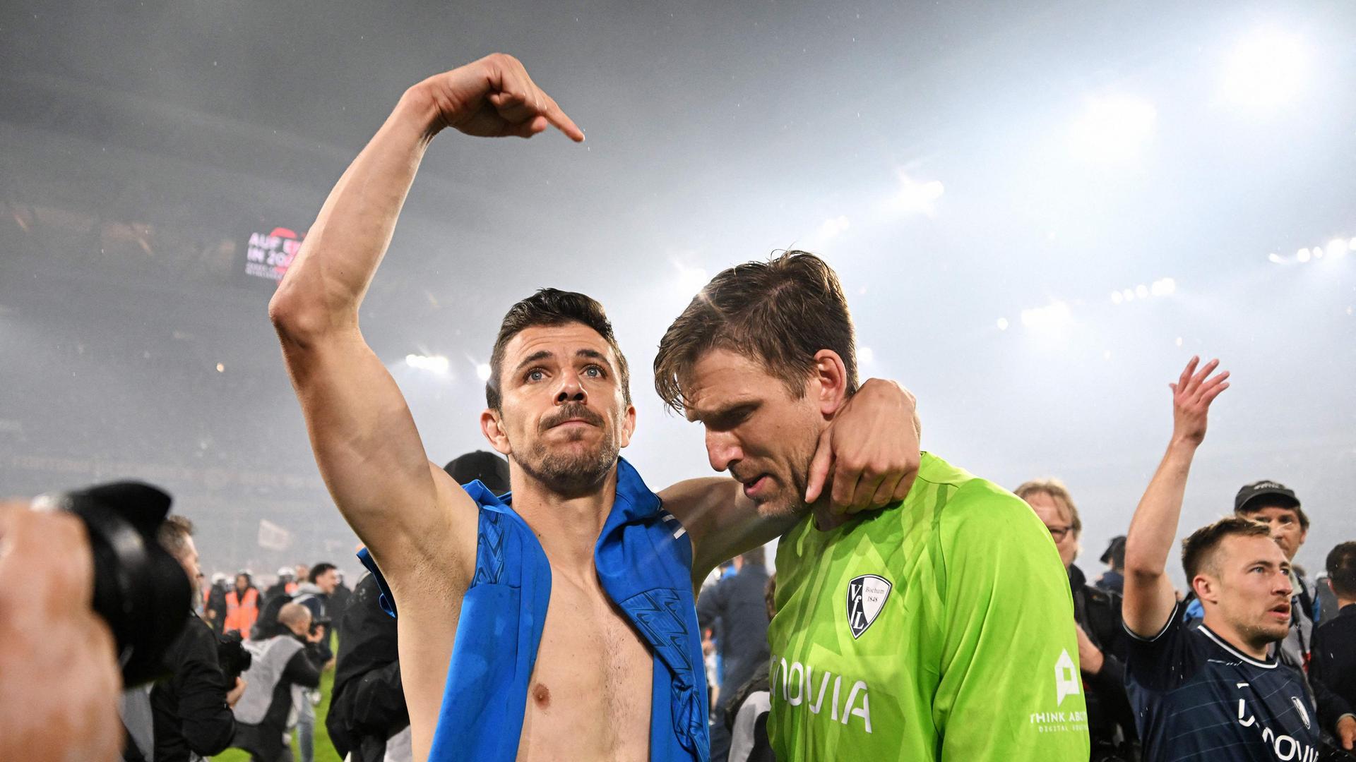 Bochums französischer Mittelfeldspieler Nr. 08 Anthony Losilla und Bochums deutscher Torwart Nr. 16 Andreas Luthe (r.) feiern nach dem Sieg im Elfmeterschießen des deutschen Bundesliga-Relegations-Play-off-Rückspiels Fortuna Düsseldorf gegen VfL Bochum am 27. Mai 2024 in Düsseldorf