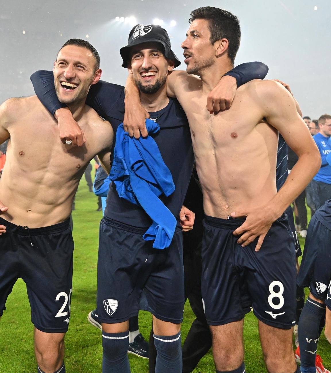 Bochums Ivan Ordets, Erhan Masovic und Anthony Losilla jubeln über den Klassenerhalt. 