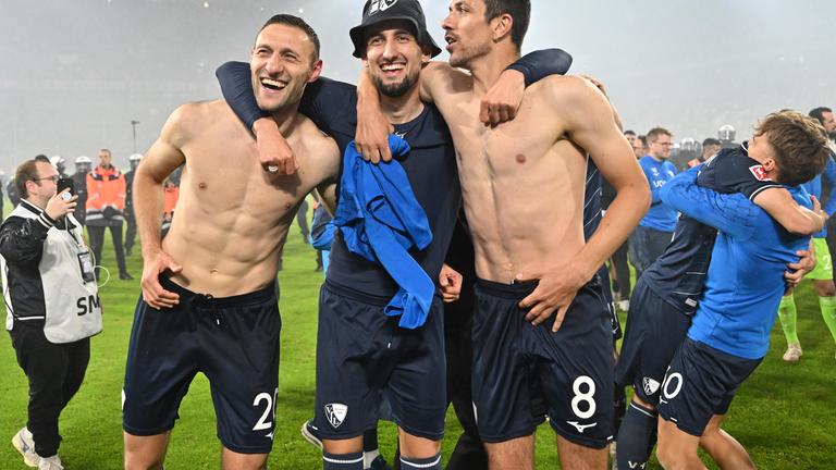 Bochums Ivan Ordets, Erhan Masovic und Anthony Losilla jubeln über den Klassenerhalt. 