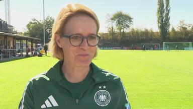 Co-Trainerin Saskia Bartusiak im Interview nach dem Training der DFB-Frauen.