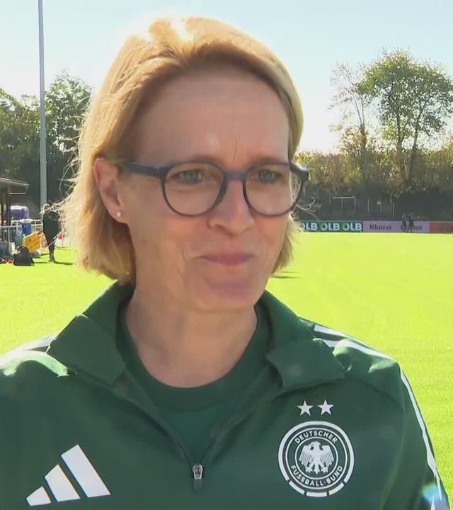 Co-Trainerin Saskia Bartusiak im Interview nach dem Training der DFB-Frauen.
