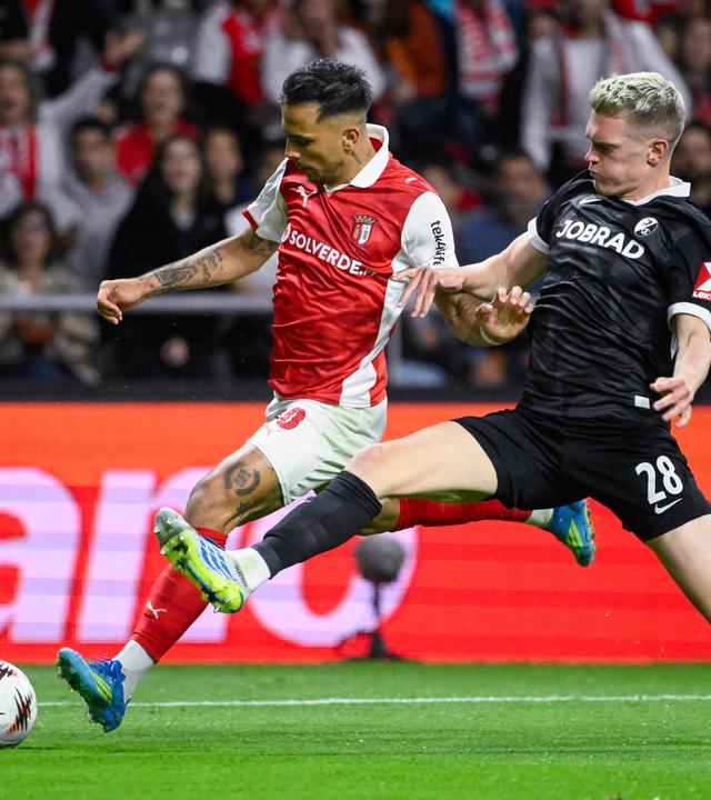 Fußball: Matthias Ginter vom SC Freiburg im Duell mit Rodrigo Zalazar von Sporting Braga.