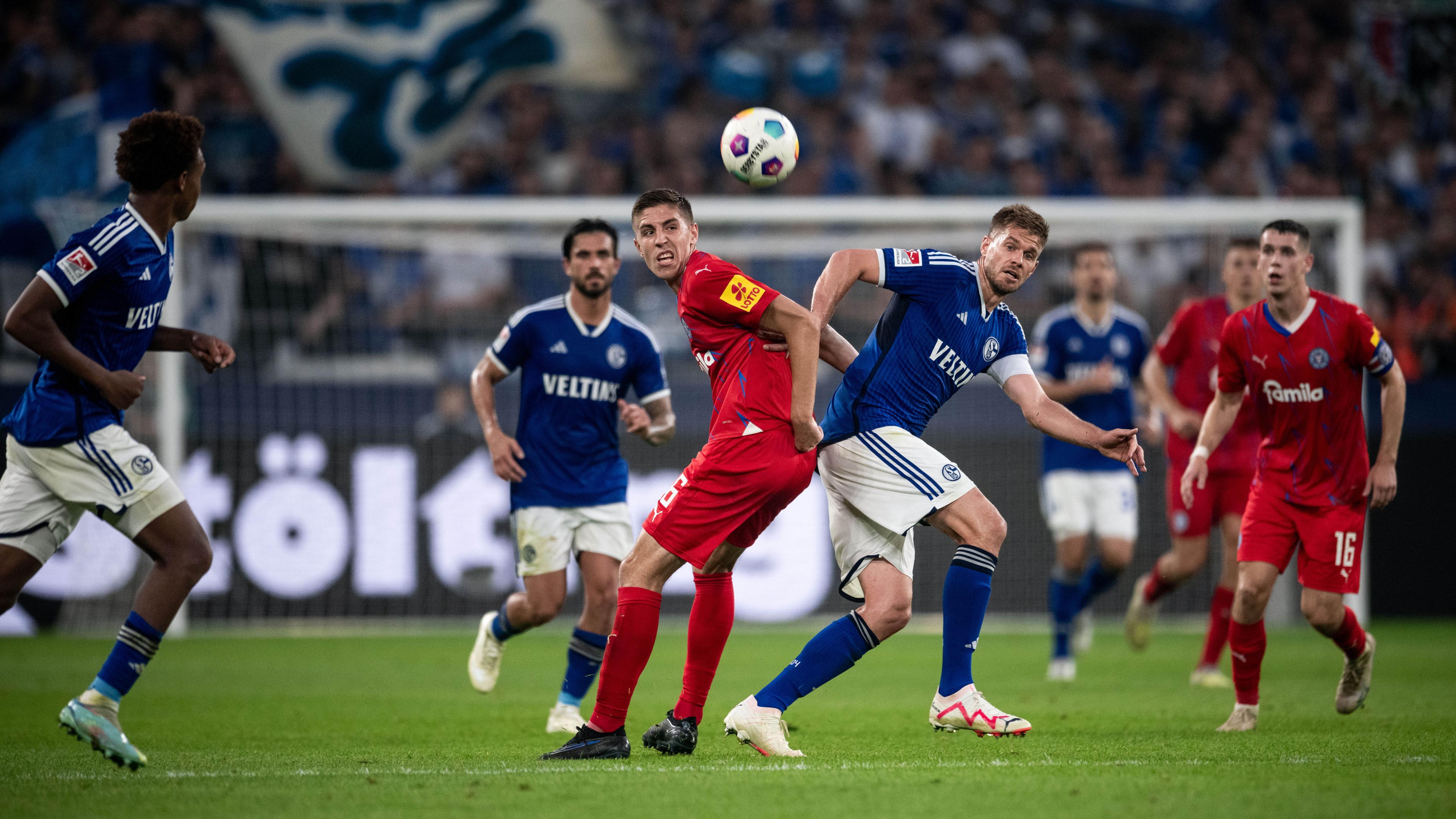 Fußball: Schalke gegen Kiel.