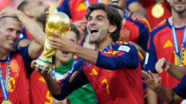 Ferran Torres mit dem WM-Pokal