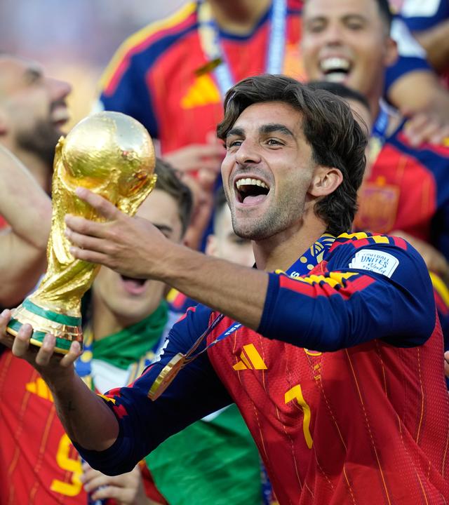 Ferran Torres mit dem WM-Pokal