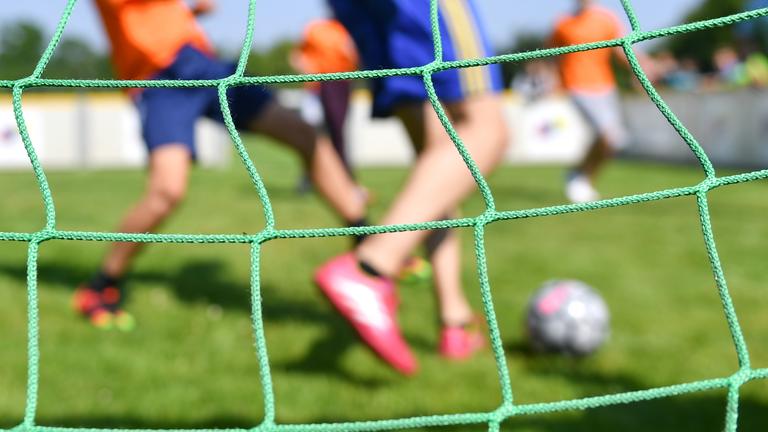 Kinder spielen Fußball