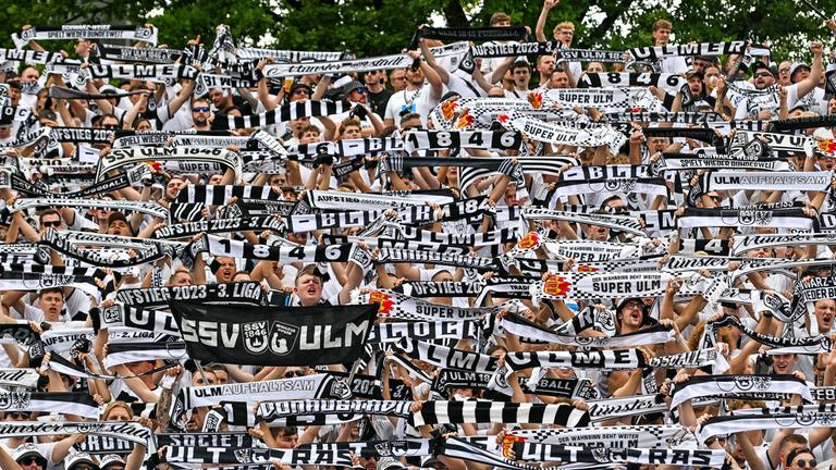 Ulmer Fans vor Spielbeginn