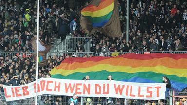 Fans des FC St. Pauli demonstrieren im Millerntorstadion gegen Homophobie.