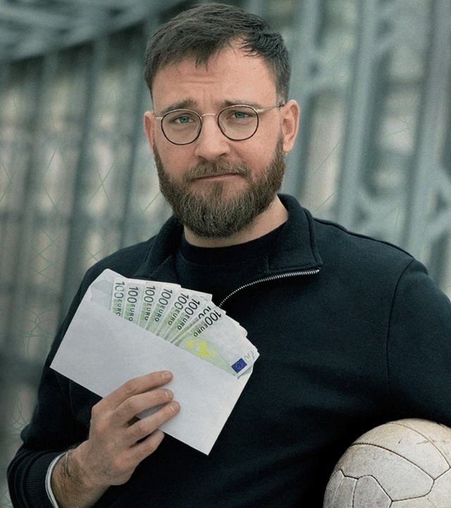Nico Heymer hält Umschlag mit mehreren 100-Euro-Geldscheinen in der Hand.