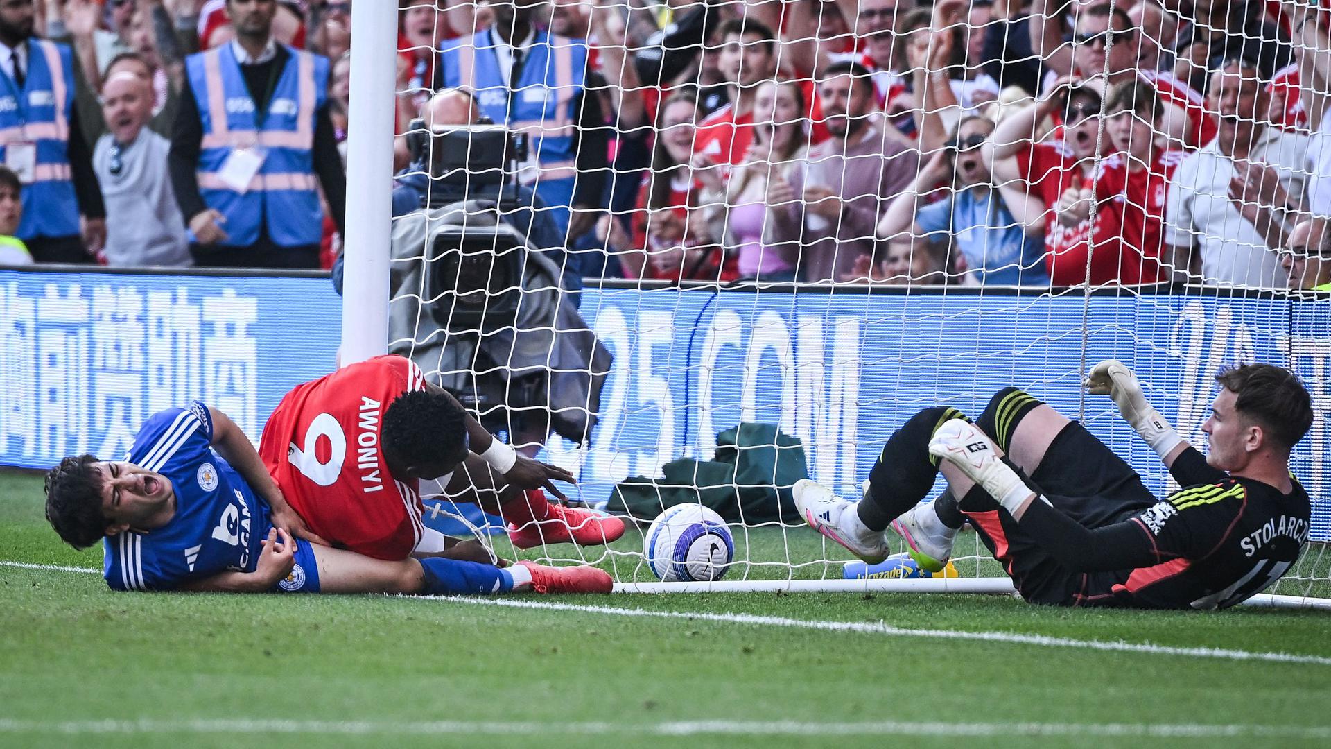 Taiwo Awoniyi (M), Stürmer von Nottingham Forest, in Aktion. Er wurde bei dem Spiel schwer verletzt