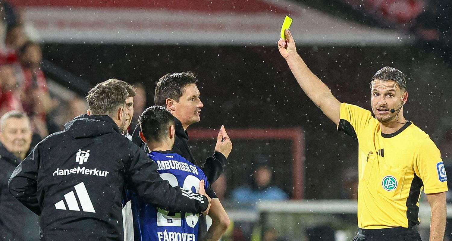 Trainer Merlin Polzin (Hamburger SV) erhält die gelbe Karte von Schiedsrichter Daniel Schlager während des Spiels der Bundesliga zwischen 1. FC Köln vs Hamburger SV am 02.11.25 im Rhein-Energie-Stadion in Köln. 