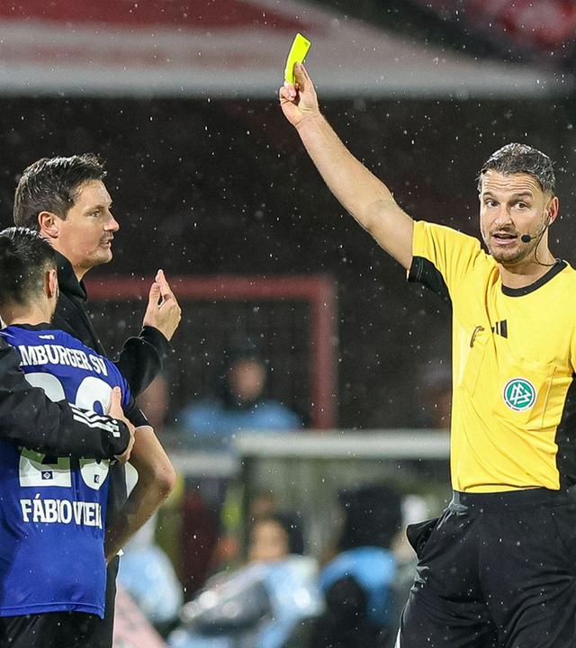 Trainer Merlin Polzin (Hamburger SV) erhält die gelbe Karte von Schiedsrichter Daniel Schlager während des Spiels der Bundesliga zwischen 1. FC Köln vs Hamburger SV am 02.11.25 im Rhein-Energie-Stadion in Köln. 