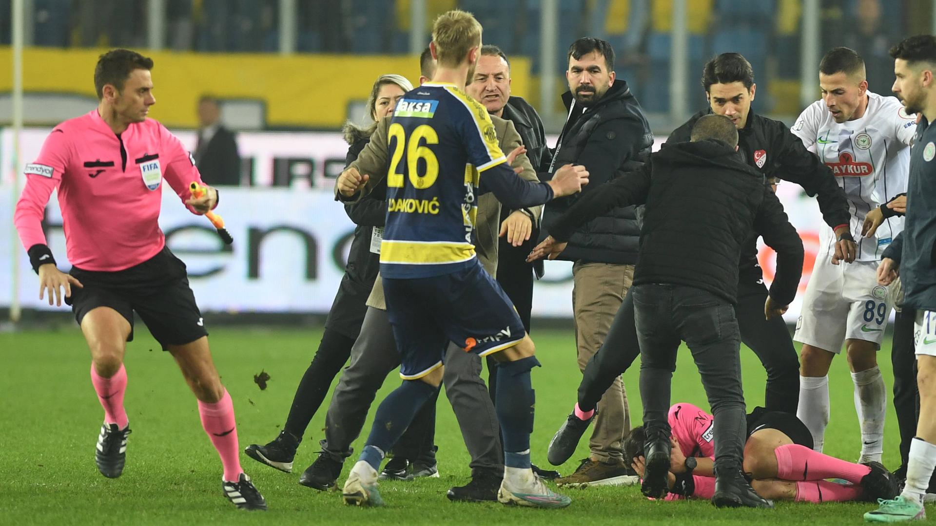 Schiedsrichter Halil Umut Meler liegt nach einem Angriff während eines Spiels in der Süper Liga am Boden