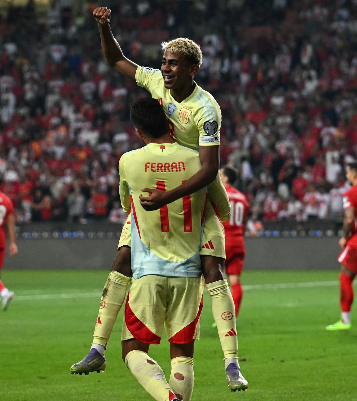 Fußball: Türkei gegen Spanien. Ein Spieler der spanischen Mannschaft hebt einen Teamkollegen hoch, der jubelt.