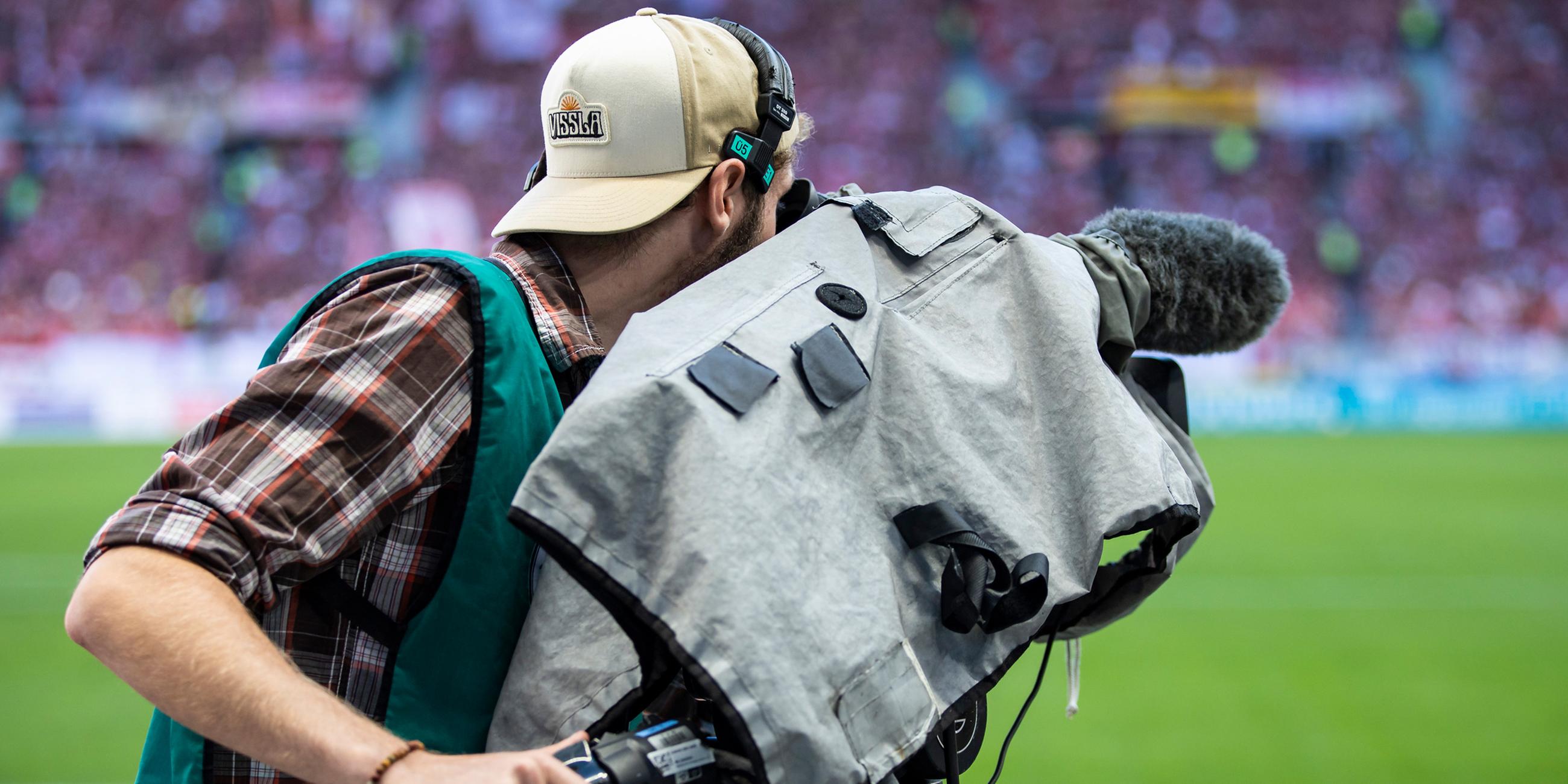 TV-Kameramann beim Fußballspiel