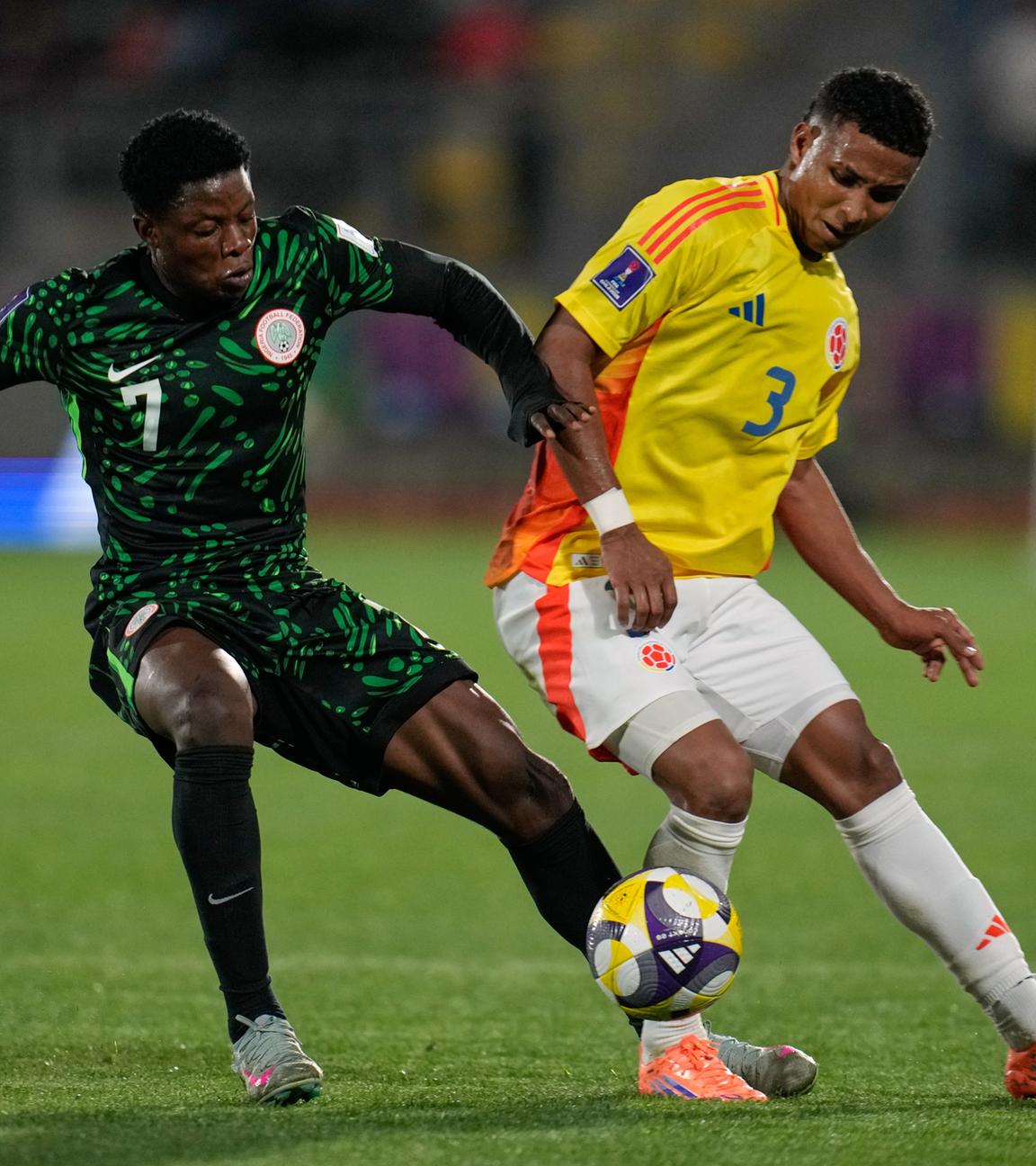 Nigerias Suleman Sani (links) und Kolumbiens Carlos Sarabia kämpfen um den Ball während eines Gruppenspiels der FIFA U-20-Weltmeisterschaft (Gruppe F) im Fiscal-Stadion in Talca, Chile.