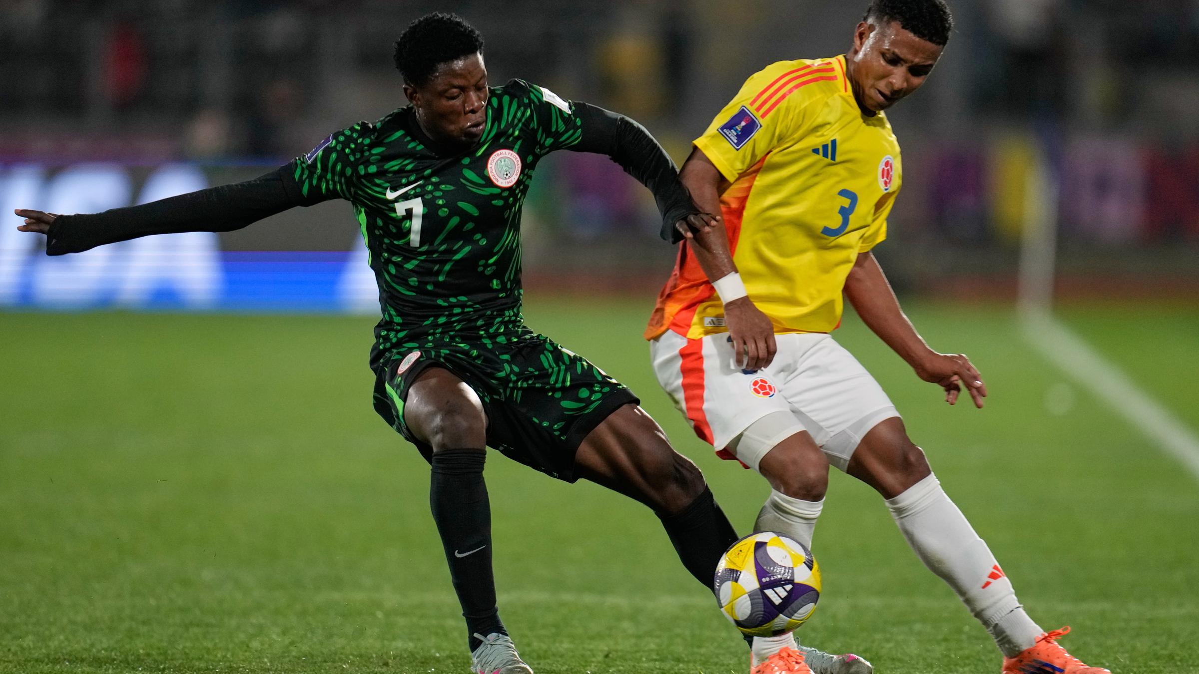 Nigerias Suleman Sani (links) und Kolumbiens Carlos Sarabia kämpfen um den Ball während eines Gruppenspiels der FIFA U-20-Weltmeisterschaft (Gruppe F) im Fiscal-Stadion in Talca, Chile.