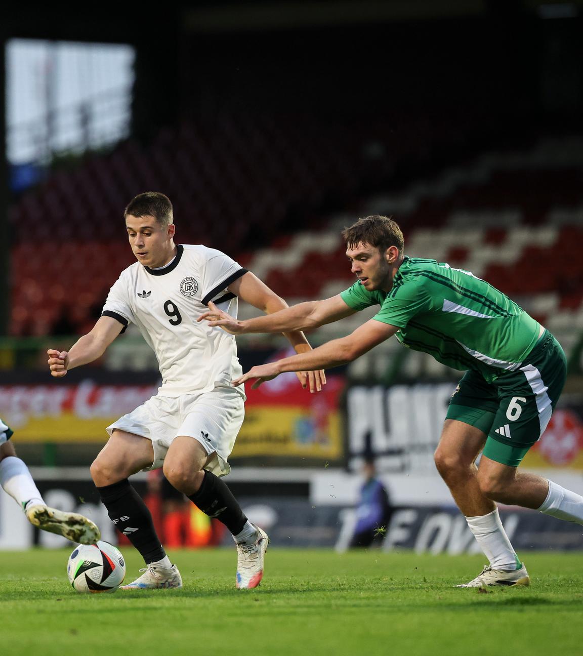 Deutschlands Nicolo Tresoldi kämpft um den Ball mit Nordirlands Jonathan Russell und Ruairi McConville.