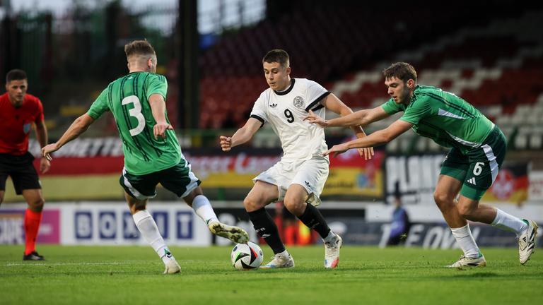 Deutschlands Nicolo Tresoldi kämpft um den Ball mit Nordirlands Jonathan Russell und Ruairi McConville.