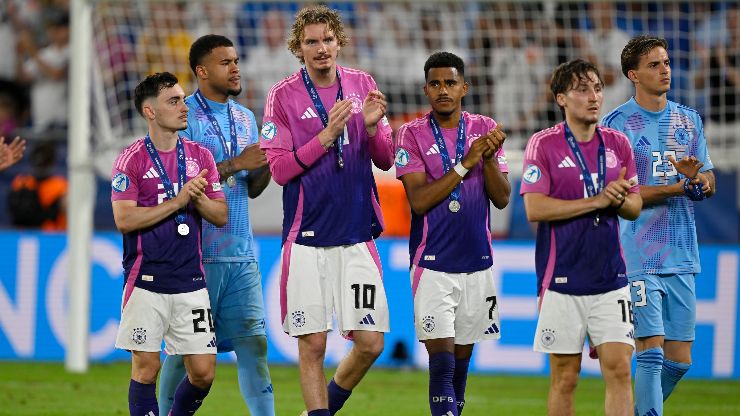 Paul Nebel, Nick Woltemade, Ansgar Knauff und Rocco Reitz enttäuscht nach Siegerehrung 