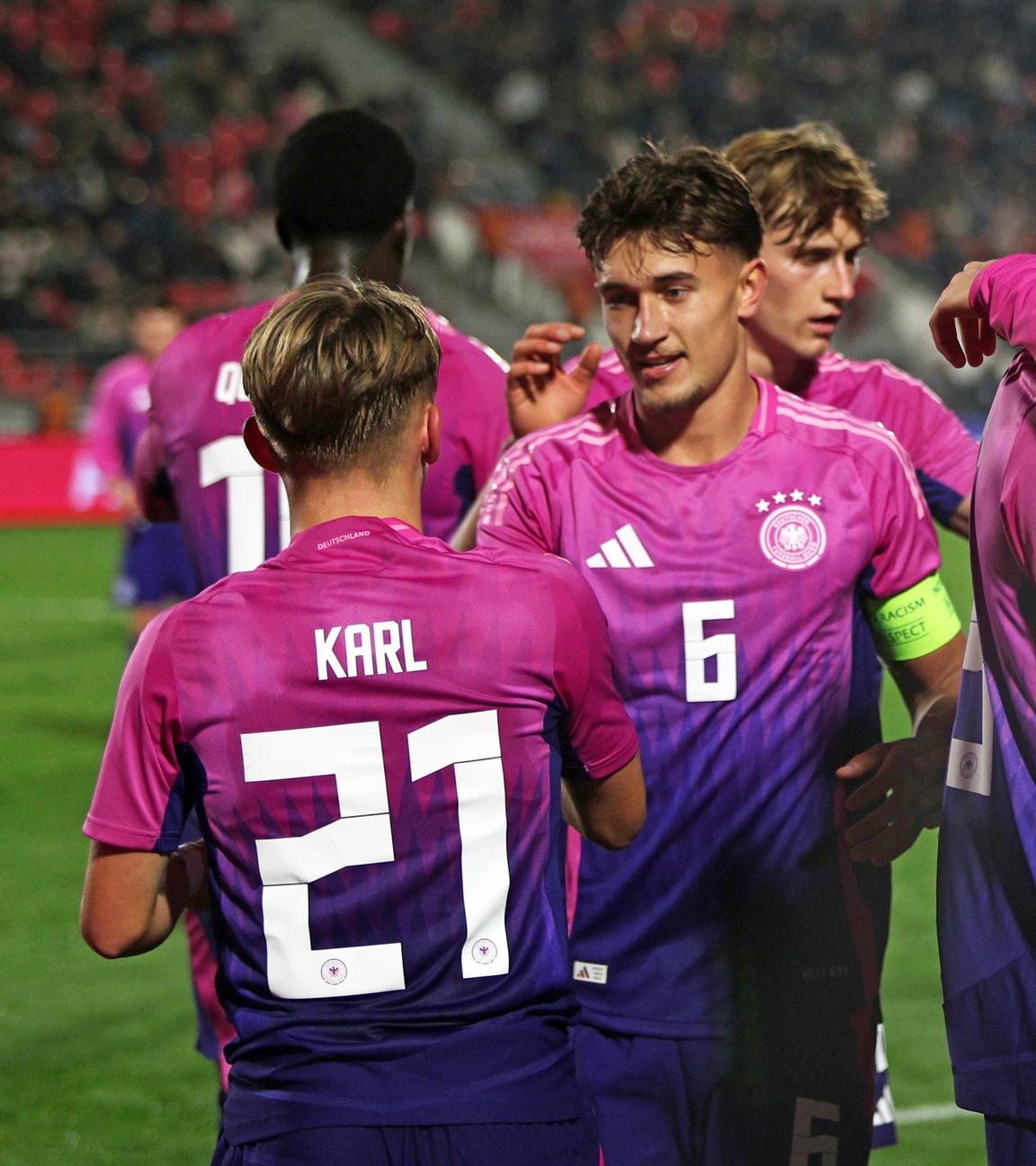 Deutsche Fußball-U21-Spieler jubeln im Pulk nach einem Tor gegen Georgien in der EM-Qualifikation.