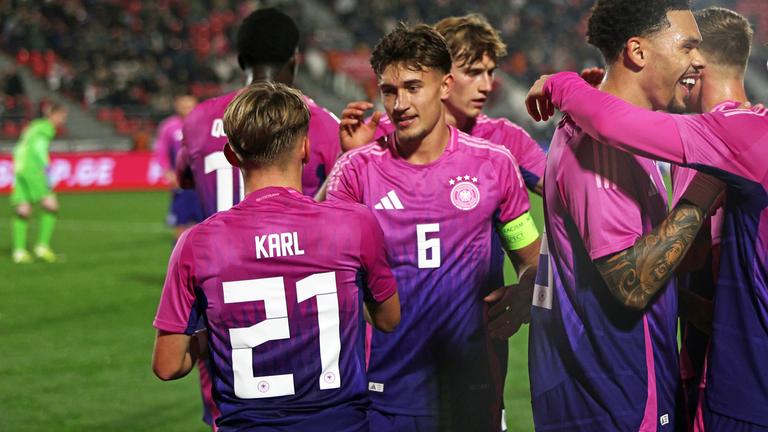 Deutsche Fußball-U21-Spieler jubeln im Pulk nach einem Tor gegen Georgien in der EM-Qualifikation.