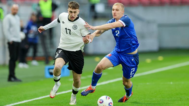 Fußball, U21, Slowakei - Deutschland: Brajan Gruda (Deutschland) und Jakub Jakubko (Slowakei) kämpfen um den Ball