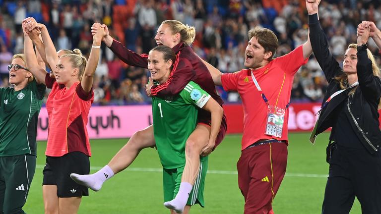Fussball UEFA Frauen EM 2025, Viertelfinale, Frankreich - Deutschland: Schlussjubel mit Torfrau Ann-Katrin Berger und Nia Künzer