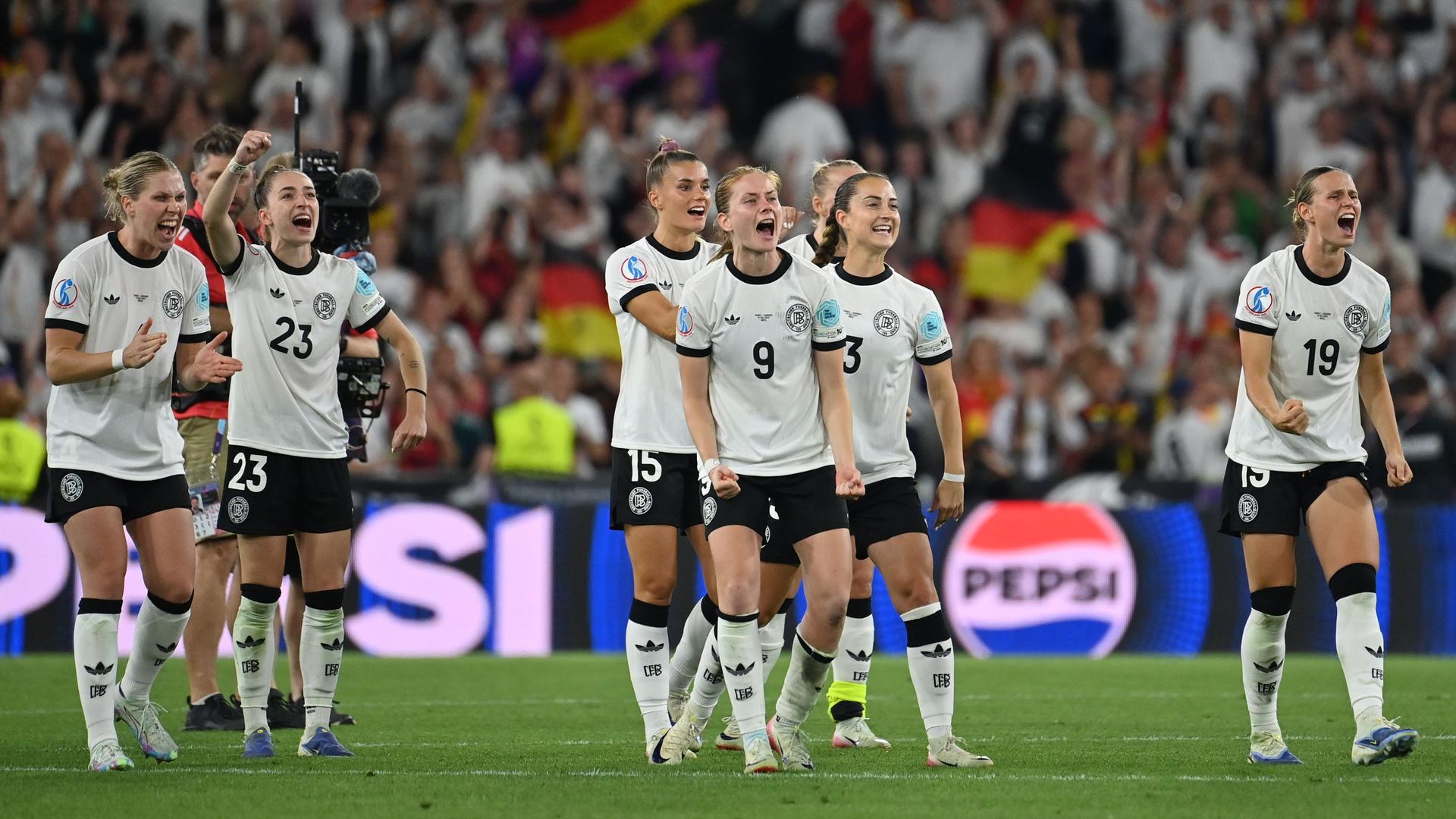 Fussball, UEFA, Frauen, EM 2025, Viertelfinale, Frankreich - Deutschland: Teamfoto