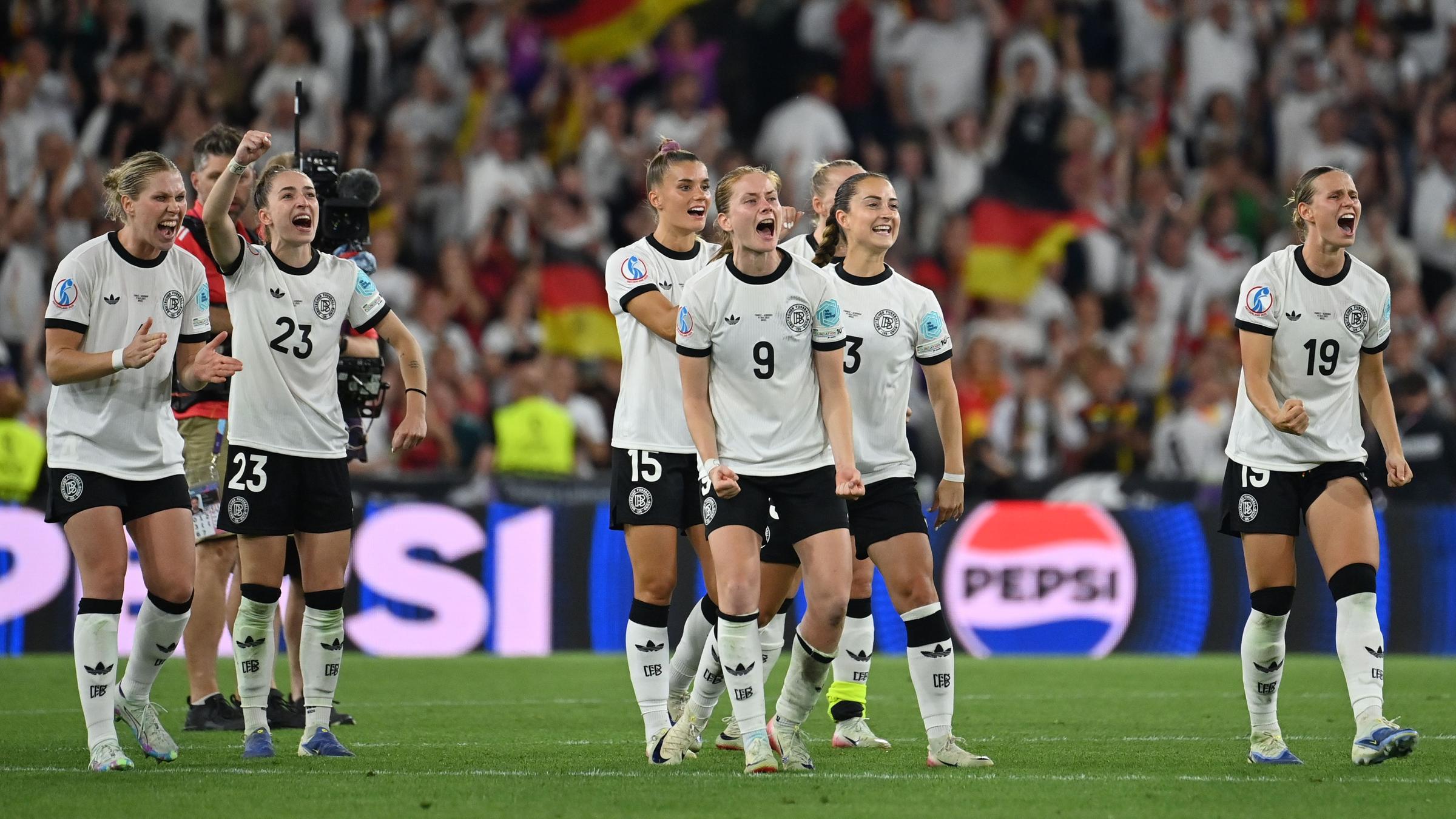 Fussball, UEFA, Frauen, EM 2025, Viertelfinale, Frankreich - Deutschland: Teamfoto