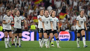Fussball, UEFA, Frauen, EM 2025, Viertelfinale, Frankreich - Deutschland: Teamfoto